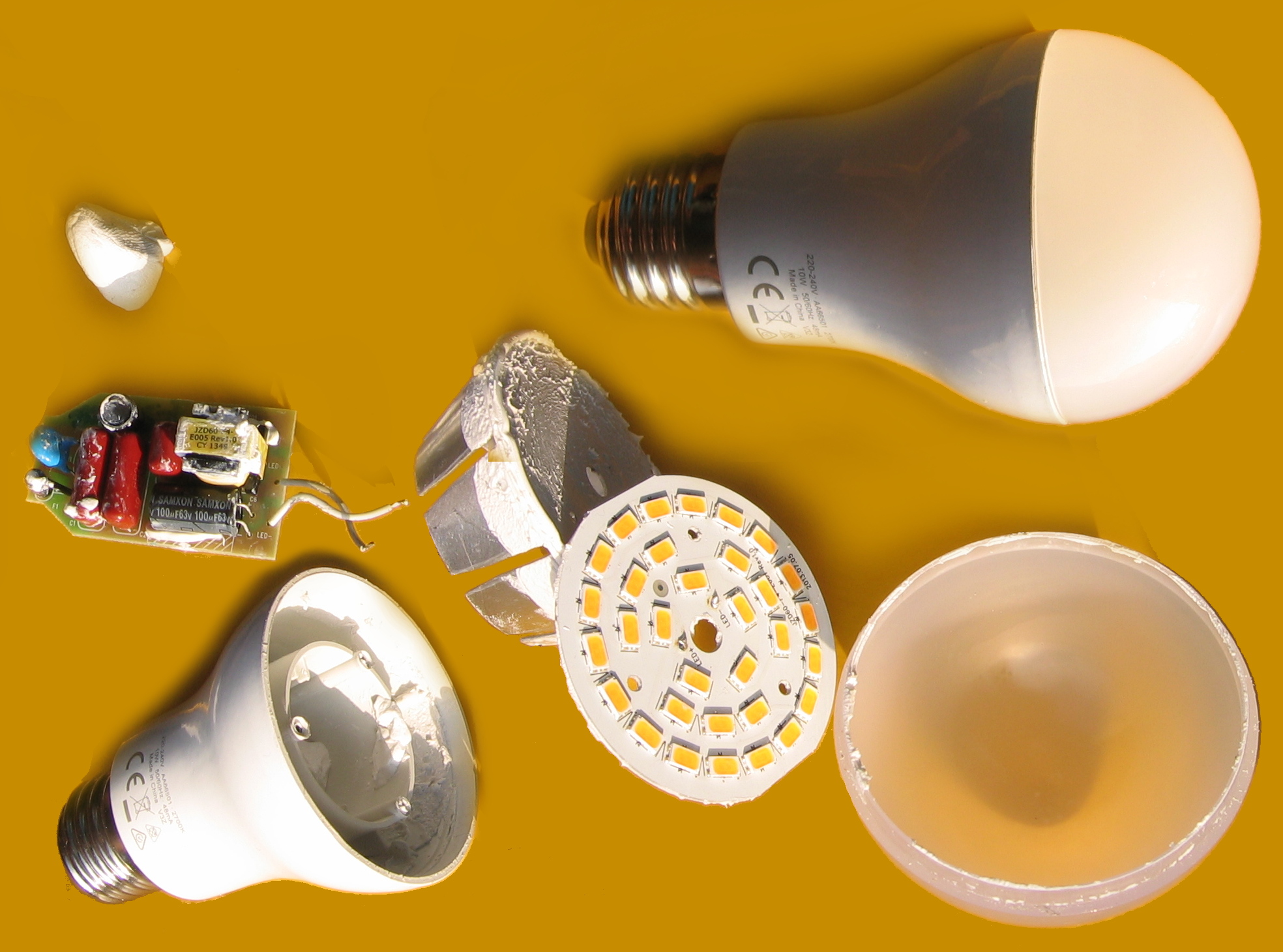 Компоненты разобранной LED-лампы, фотография Hans Haase 2016 года; CC BY-SA 4.0